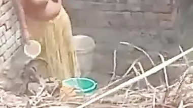 Indian Aunty outdoor Bathing