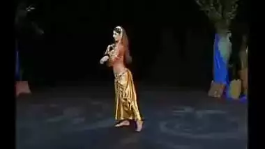 arbic girl very sexy dance exposed