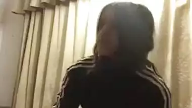 Desi girl in a tracksuit takes it down exposing XXX body parts