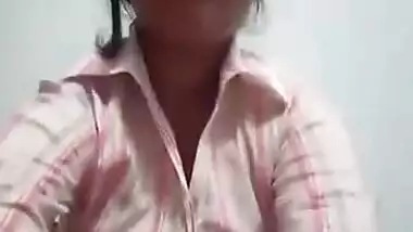 Posh Indian girl in shirt explores own XXX pussy in front of the webcam