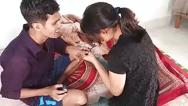 Stud enjoys slender body and wet twat of Desi sister in MMS video