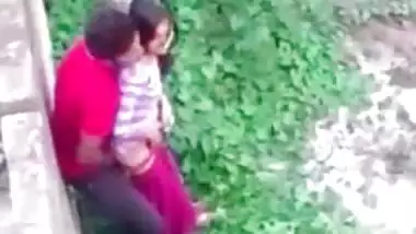 Two Indian lovers caught fucking in outdoor garden in Desi mms video