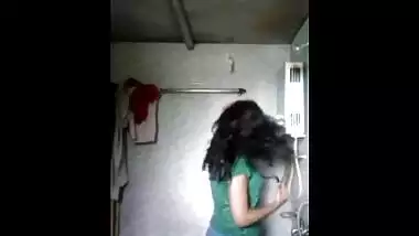 Splendid Desi XXX girl gives opportunity to watch her taking shower
