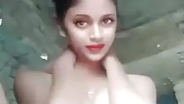 Nude MMS of a sexy desi girl fingering her pussy