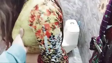 Fat house-owner fucks his cute Desi maid's XXX twat in the toilet