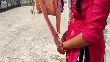 Chat Par Kapde Sukha Rahi Bahu Ko Gold Necklace Dekar Apni Havas Bhujayi ! Desi Porn Hindi