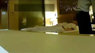Worker of hotel and naked Indian diva take part in unplanned porn clip