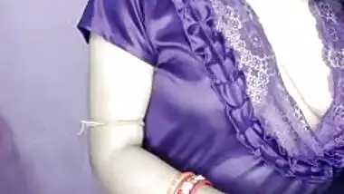 Horny Bhabhi in Nighty spreading her legs fingering her pussy