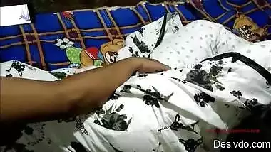 Desi village bhabi watch porn in mobile and fing her pussy