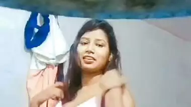 Indian girl boob show in bathroom viral clip
