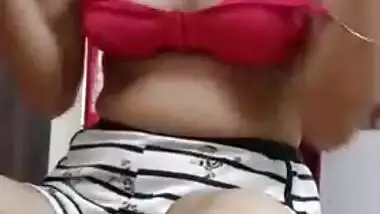 Young Desi colleen opens her XXX boobs and plays with them on camera