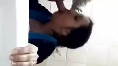 Paki office girl sex with her colleague in the restroom