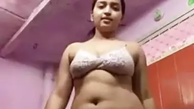 Teen Desi prefers to broadcast showering to all the XXX subscribers
