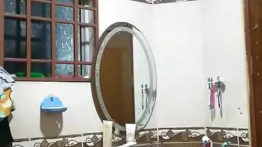 Tamil girl nude Bathroom solo video