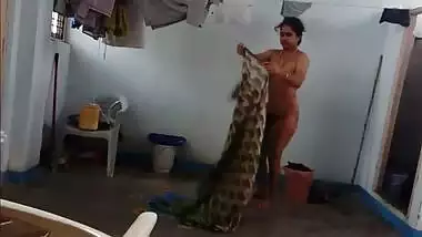 Hidden cam in Desi52 village sexy indian aunty change saree