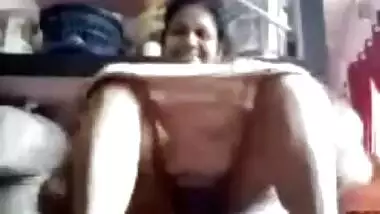 Desi aunty show her pussy video with lover