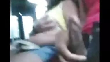 Desi girl boob show in public bus MMS