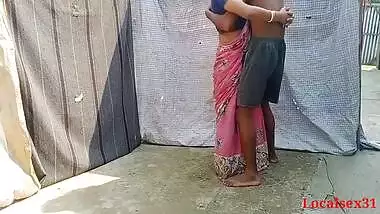 Bengali cougar in pink saree enjoys outdoor XXX sex with Desi man