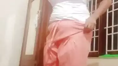 Beautiful Mature Bhabhi fingering pussy on cam