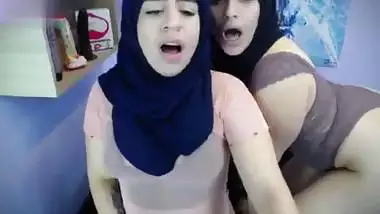Two hijabi girls’ lesbian webcam show in Pakistani sex