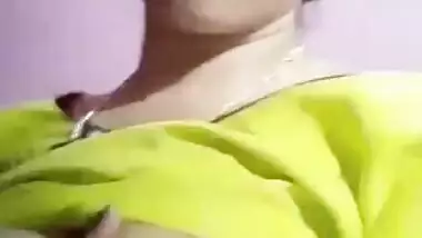 Aunty show her boobs 