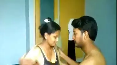Hot Indian bhabhi home sex with college chap for rent money