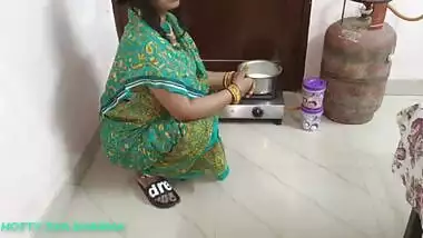 XXX Brother fucking his sexy sister Jiya green saree in the kitchen when parents not home