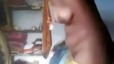 Pretty Indian woman turns on the camera to show XXX changing