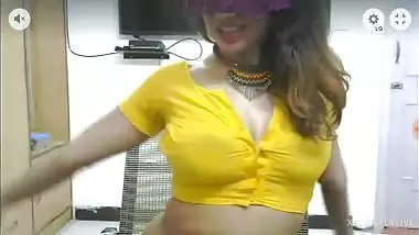 Desi MILF performs sex show on webcam dressed in yellow XXX outfit