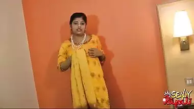 Famous desi bhabhi strips to fuck a dildo