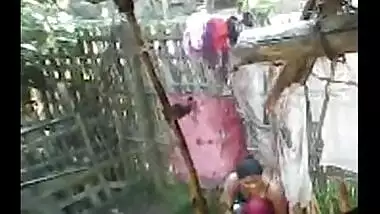 Desi sex video of South Indian bhabhi romancing with devar during bath!