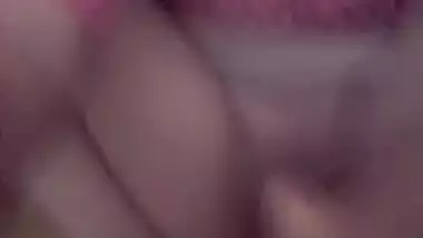 Amateur video of Indian woman stretching vagina with fingers
