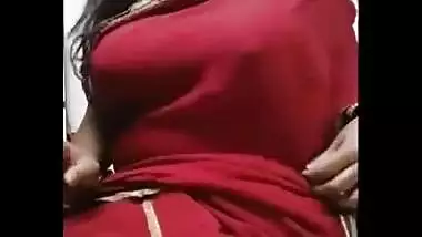 Chesty Desi diva in sari shows natural XXX melons in solo sex clip