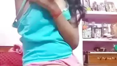 Cute Desi Girl Showing Her Boobs And Pussy